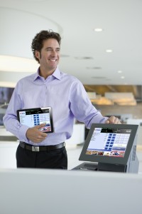 man+checkout+tablet pc_Fotolia44855600XL_300dpi